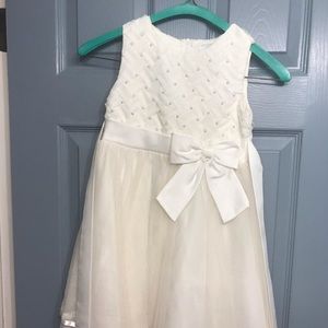 Gorgeous flower girl dress!
